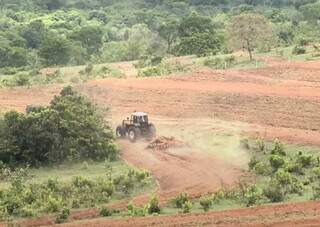 Trabalho de terraceamento na Fazenda Vereda do Buriti: medida contra erosão. (Foto: Mayara Martins/ Agro Agência)