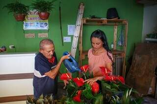 Januário e Eliane cuidando das plantas na floricultura da família. (Foto: Paulo Francis)