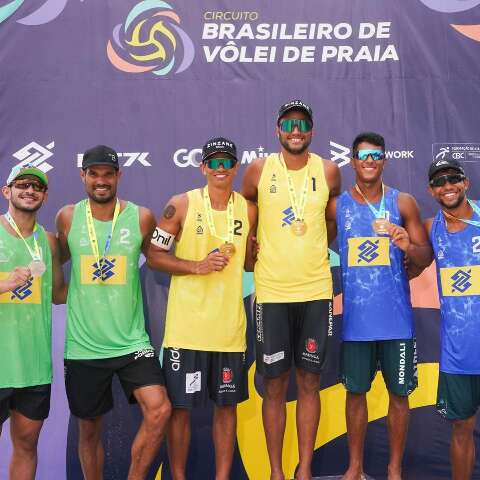 Dupla com atleta de MS fatura ouro em desafio de v&ocirc;lei de praia 