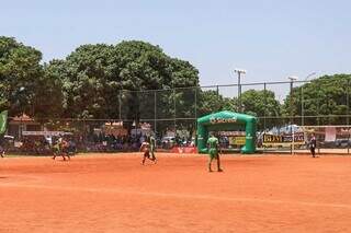 Campo de praça no Jardim Santa Emília é uma das sedes em Campo Grande (Foto: Henrique Kawaminami)