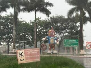 Chuva nesta manhã no município de Maracaju (Foto: Hosana de Lourdes)