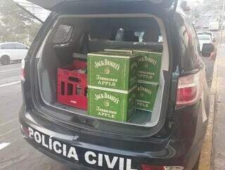 Caixas de whisky da marca Jack Daniel&#39;s foram apreendidas pela Polícia Civil. (Foto: Alison Silva)