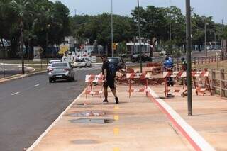 Obras na Avenida Filinto Muller não bloqueiam o trânsito no local (Foto: Marcos Maluf)