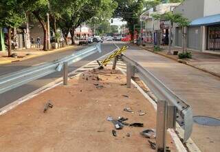 A estrutura de proteção do ponto e uma placa de sinalização ficaram danificadas (Foto: Osmar Daniel)