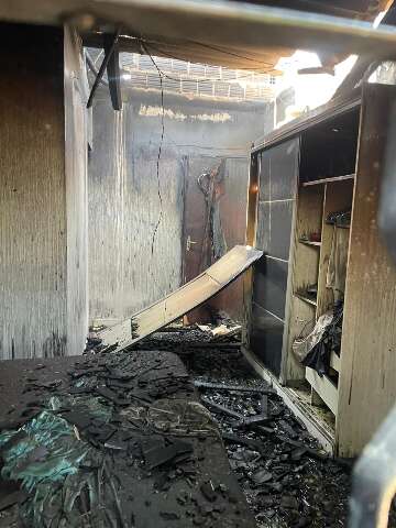 Incêndio que pode ter começado no celular destrói casa no Jardim Aeroporto