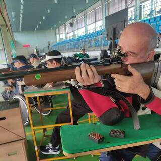 Atleta João Moraes com a sua arma, uma carabina R6 (Foto: Divulgação/Funesp)