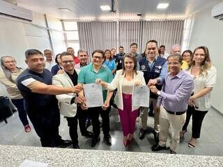 Prefeita durante assinatura de lei que garante gratificação de insalubridade a agentes de saúde (Foto: Divulgação)