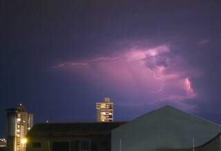 Raio durante tempestade neste mês em Campo Grande (Foto: Osmar Daniel Veiga/Arquivo)