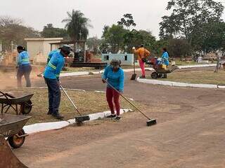 Equipe da Sisep realizando limpeza em cemitério público de Campo Grande (Foto: Divulgação/Prefeitura de Campo Grande)
