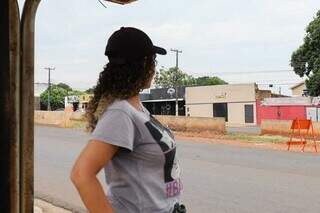 Emanuelle observa a obra inacabada no centro da Avenida Gunter Hans (Foto: Henrique Kawaminami)