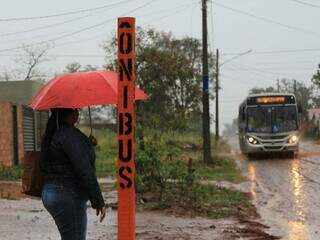 Ônibus do transporte coletivo trafegando em rua sem pavimentação (Foto: Arquivo/Campo Grande News)