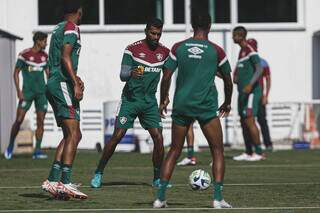 Jogadores do Fluminense em treino com bola (Foto: Lucas Merçon)