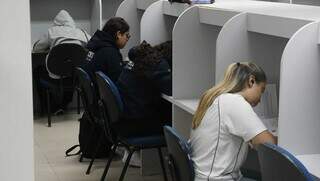 Alunas de cursinho estudam em cabines de estudo, na Capital (Foto: Alex Machado)