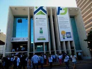 Pessoas em busca de emprego se aglomeram em frente da entrada da Funtrab (Foto: Arquivo/Reprodução)