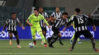 Raphael Veiga com a posse da bola durante confronto com o Botafogo. (Foto: Cesar Greco/Palmeiras)