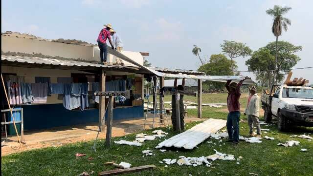 Volunt&aacute;rios realizam reparos em escola destru&iacute;da por ventania no Pantanal