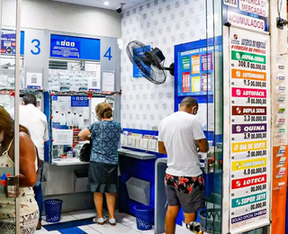 Pessoas fazem jogos em agência lotérica situada em Campo Grande. (Foto: Henrique Kawaminami/Arquivo)