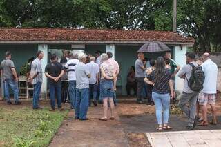 Comunidade Três Barras se reuniu para discutir o futuro do cemitério (Foto: Marcos Maluf)