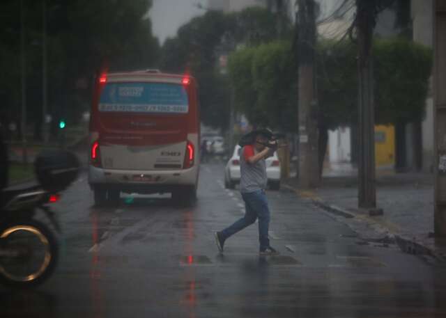 V&eacute;spera de feriado de Finados tem chuva leve em Campo Grande