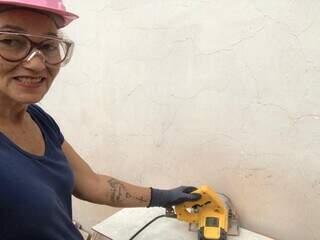 Ela precisou cortar alguns pisos para arrumar a residência em Naviraí. (Foto: Arquivo pessoal)