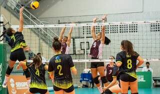 Seleção de Mato Grosso do Sul disputando partida de vôlei nos Jogos Abertos nacionais (Foto: Paulo Palhares/CRE Três Lagoas)