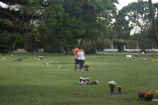 Familiares durante visita ao cemitério Parque das Primaveras, em Campo Grande (Foto: Campo Grande News/Arquivo)