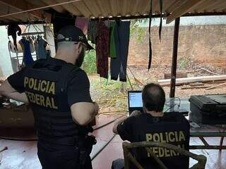 Policiais vasculham computador de homem preso hoje em Guia Lopes, em outra fase da operação, em setembro (Foto/Divulgação)