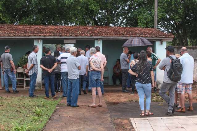 Comunidade Tr&ecirc;s Barras se re&uacute;ne para decidir futuro de cemit&eacute;rio