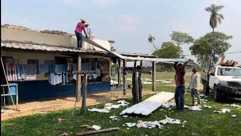 Voluntários realizam reparos em escola destruída por ventania no Pantanal