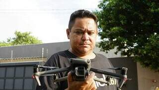 Presidente do bairro, Wanderlei Shineider, mostra o drone que ele usa nas buscas por ladrões. (Foto: Alex Machado)