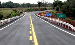 Ponte sobre o Córrego Pimenta: pavimentação está em fase de conclusão. (Foto: Chico Ribeiro)