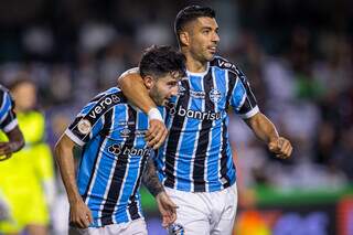 Villasanti e Ferreira comemoram gols marcados diante o Coritiba. (Foto: Richard Ducker/Grêmio)