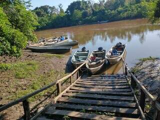 Barcos vazios do Pesqueiro Chapena, às margens do Rio Miranda (Foto: Arquivo pessoal)
