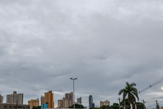 Céu nublado no Jardim dos Estados, em Campo Grande. (Foto: Henrique Kawaminami)