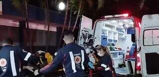 Rapaz quando dava entrada em hospital pela equipe do Samu. (Foto: Reprodução/Ligado na Notícia)