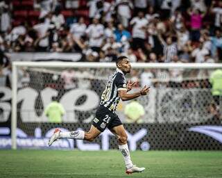 Joaquim comemora gol que ampliou o placar no Estádio Mané Garrincha. (Foto: Raul Baretta/Santos)