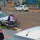 Nem rua movimentada inibe casal de furtar moto no São Francisco