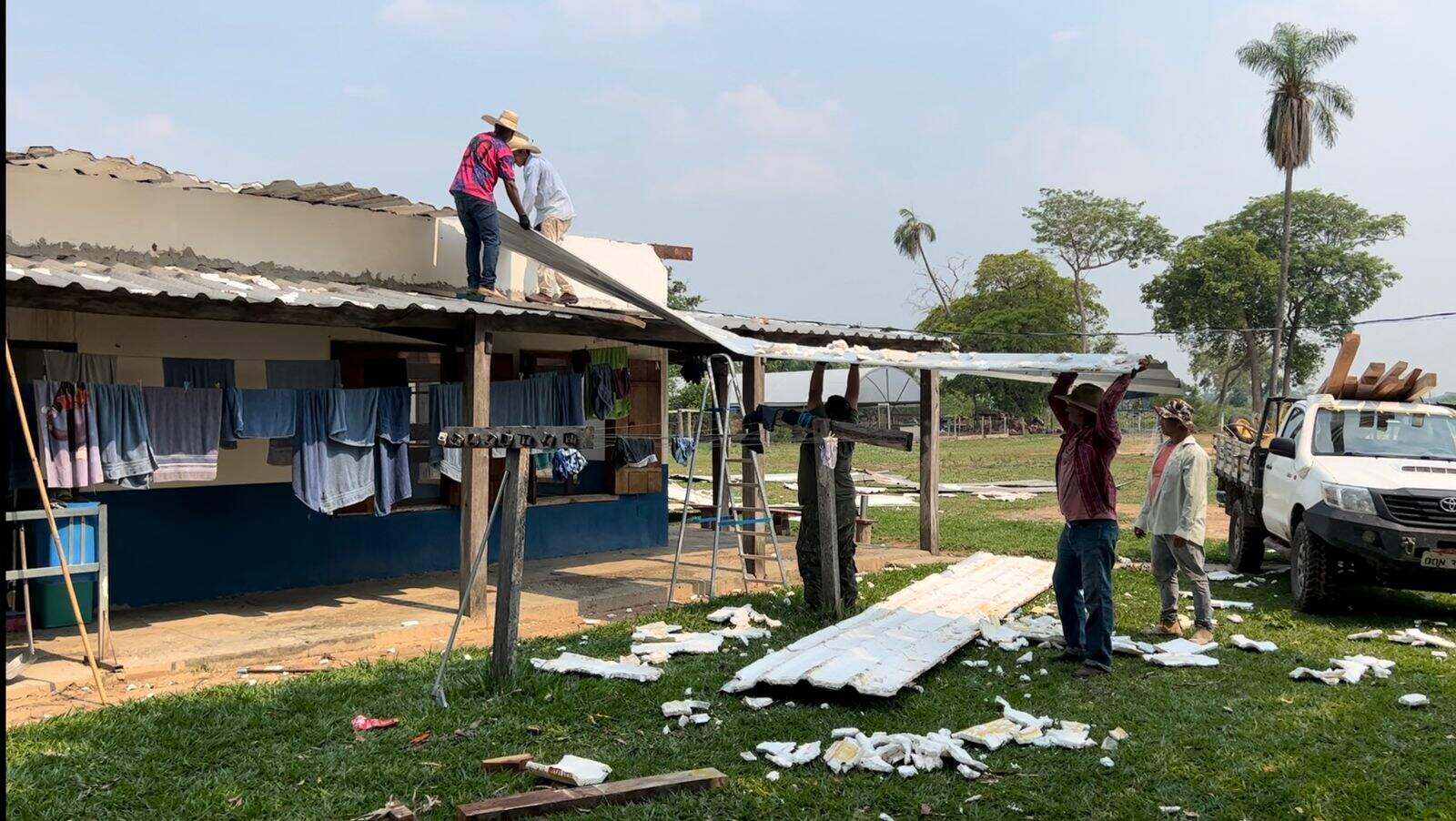 Voluntários realizam reparos em escola destruída por ventania no Pantanal