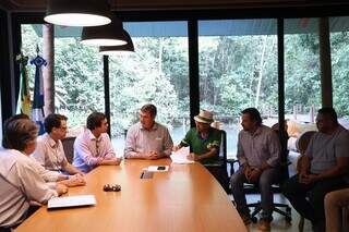 Governador Eduardo Riedel durante reunião com a Lienca e secretários (Foto: Divulgação)