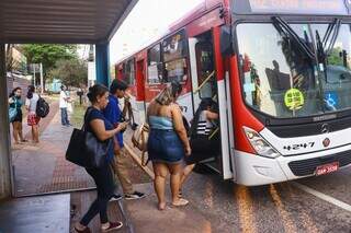 Usuários entram no ônibus de linha 412, que passa na Avenida Afonso Pena (Foto: Paulo Francis)