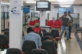 Trabalhadores aguardando atendimento na sede da Funsat (Foto: arquivo/Campo Grande News)