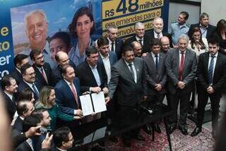 Deputados reunidos com o governador Eduardo Riedel (PSDB) durante anúncio de R$ 48 milhões em emendas parlamentares (Foto: Arquivo/Marcos Maluf)