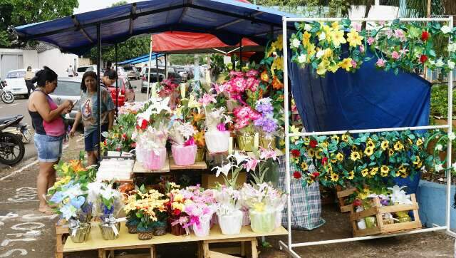 Com flor de todo tipo, ambulantes aproveitam Dia de Finados para ter renda extra