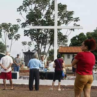 Em cemitério, a ausência em vida é compensada na homenagem especial