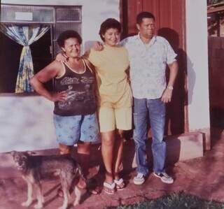 Angelita junto com os pais em casa no bairro Nova Lima. (Foto: Paulo Francis)