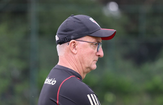 Técnico Dorival Junior observa treino no São Paulo (Foto: Divulgação)