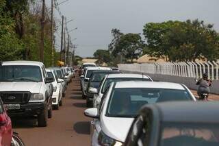 Fluxo de trânsito entre os dois cemitérios localizados no Bairro Pioneiros (Foto: Marcos Maluf)