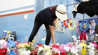 Giulvane vendendo flores no cemitério Santo Amaro (Foto: Alex Machado)