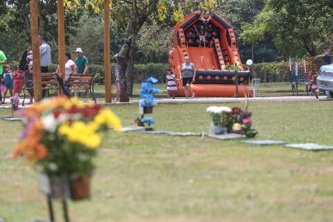 &Aacute;rea kids &eacute; atrativo de cemit&eacute;rio da Capital para crian&ccedil;as fugirem do t&eacute;dio