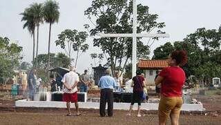 Familiares visitam falecidos no cemitério Santo Amaro, nesta quinta-feira (Foto: Alex Machado)